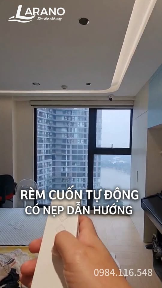 Video rèm cuốn tự động có nẹp dẫn hướng